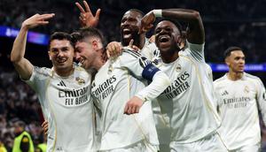 Gelandang Real Madrid asal Uruguay #08, Federico Valverde (2L), merayakan gol ketiganya selama pertandingan leg pertama babak 16 besar Liga Champions UEFA antara Real Madrid CF dan Manchester City di Stadion Santiago Bernabeu di Madrid pada 12 Maret 2026. (Pierre-Philippe MARCOU /AFP)