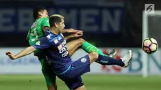 Gelandang Arema FC, Esteban Vizcarra (depan) berebut bola dengan pemain Bhayangkara FC, M Ichsan saat laga lanjutan Liga 1 Indonesia di Stadion Patriot Candrabhaga, Bekasi, Jumat (4/8). Bhayangkara FC unggul 2-1. (Liputan6.com/Helmi Fithriansyah)