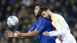 Pemain Italia, Graziano Pelle (kiri), berebut bola dengan pemain Spanyol, Gerard Pique, dalam laga persabatan di Stadion Friuli, Udine, Italia. (24/3/16). (Reuters/Alessandro Garofalo)