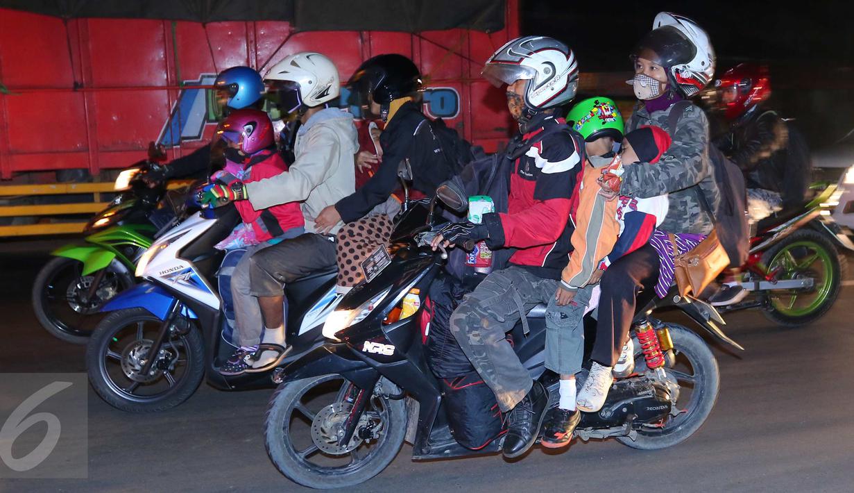 Perjalanan mudik? Selalu patuhi rambu-rambu lalu lintas yang ada dan keep safety! (Via: Liputan6.com/Angga Yuniar)