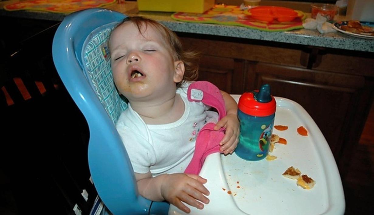 10 Foto  Lucu Bayi  Yang Tertidur Saat Makan  Fashion 