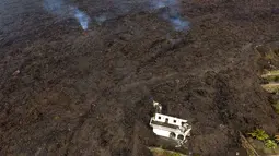 Lava dari letusan gunung berapi Cumbre Vieja mengalir menghancurkan rumah-rumah di pulau La Palma di Kepulauan Canary, Spanyol, Selasa (21/9/2021). Lava yang mengalir dari letusan gunung berapi itu memaksa evakuasi sekitar 5.500 orang dan menghancurkan sedikitnya 100 rumah. (AP/Emilio Morenatti)