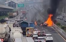 Kronologi Kecelakaan di Tol Japek KM 06, Avanza Terbakar Usai Dihantam Mobil Pikap
