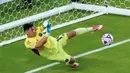 Kiper Inter Miami, Oscar Ustari, berusaha menghalau bola saat melawan Al Ahly pada pertandingan pembuka Grup A Piala Dunia Antarklub 2025 di Hard Rock Stadium pada Minggu (15/6/2025).