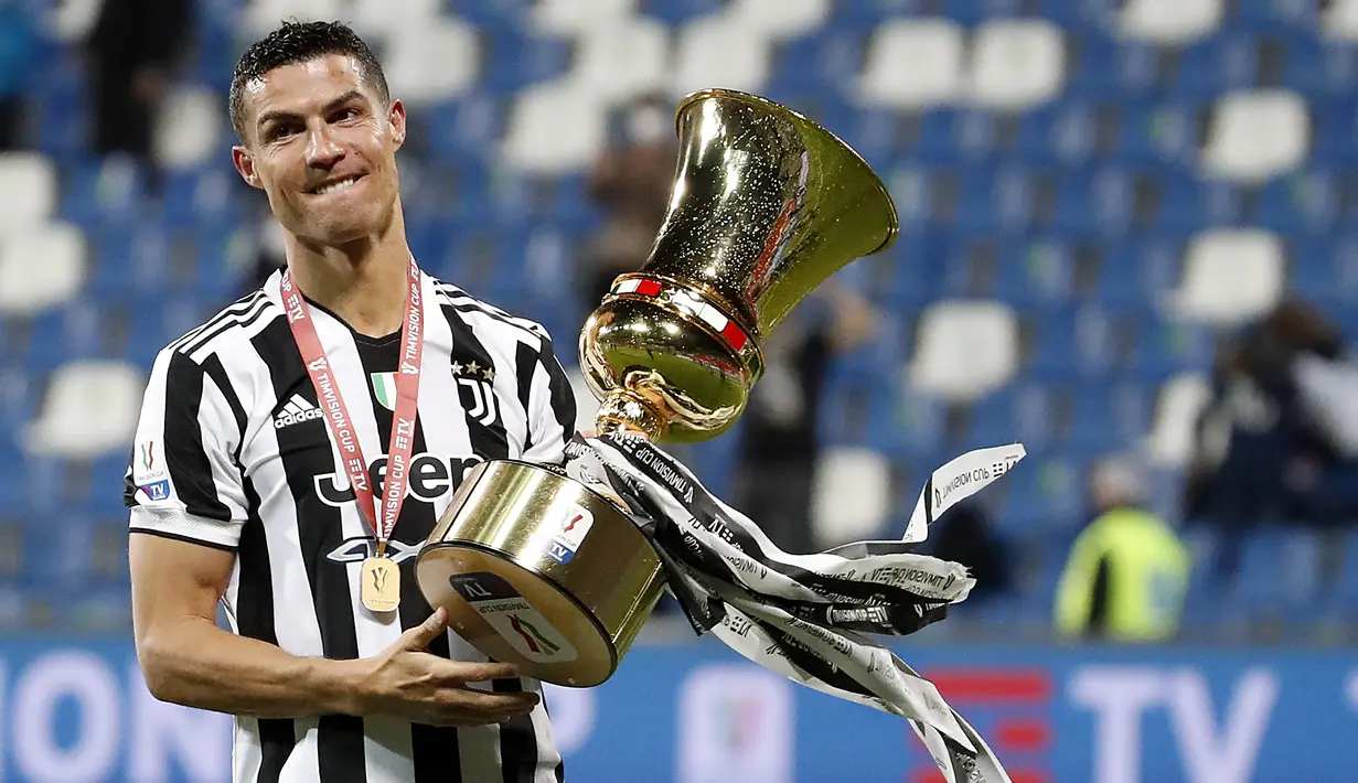 Penyerang Juventus, Cristiano Ronaldo memegang trofi merayakan gelar juara Coppa Italia 2020-2021 usai laga final melawan Atalanta di Stadion Mapei, Kamis (20/5/2021) dinihari WIB. Juventus semakin menegaskan diri sebagai raja Coppa Italia dengan koleksi 14 gelar juara. (AP Photo/Antonio Calanni)