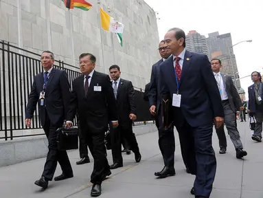 Wakil Presiden Jusuf Kalla berjalan kaki menuju markas Perserikatan Bangsa-bangsa (PBB) di New York, AS, Senin (18/09) waktu setempat. Jusuf Kalla akan memimpin delegasi Indonesia dalam sidang majelis umum Badan PBB ke-72. (Liputan6.com/Tim Media Wapres)