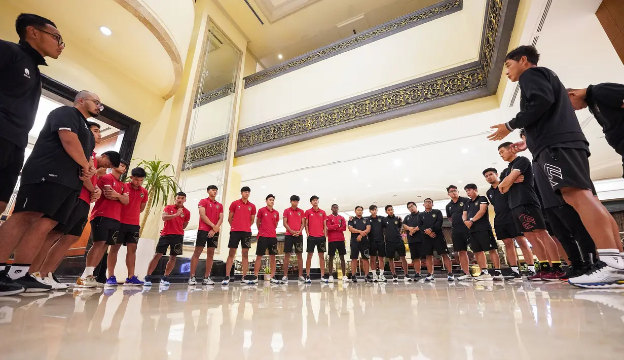 Reaksi kecewa sejumlah pemain, official, dan tim pelatih Timnas Indonesia U-20 setelah FIFA membatalkan Indonesia sebagai tuan rumah Piala Dunia U-20 2023 pada Rabu (29/03/2023) malam WIB. (Dok. PSSI)
