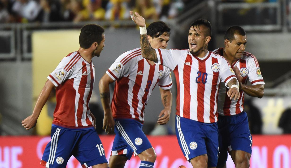 Para pemain Paraguay merayakan gol Victor Hugo Ayala (kanan) saat melawan Kolombia pada laga penyisihan grup A Copa America Centenario 2016 di Stadion Rose Bowl, Pasadena, AS, (8/6/2016) WIB. (AFP/Mark Ralston)