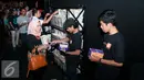 Panitia membagikan coklat Cadbury pada penonton di CGV Blitz GI, Jakarta, Minggu (12/2). Cinemaholic dan Cadbury gelar nonton bareng Surga Yang Tak Dirindukan 2. (Liputan6.com/Gempur M. Surya)
