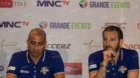 Pemain Calcio Legend, Gianluca Zambrotta dan David Trezeguet (kiri), menghadiri jumpa pers terkait laga melawan Primavera Baretti di Hotel JW Marriot, Jakarta, Jumat (20/5/2016). (Bola.com/Vitalis Yogi Trisna)