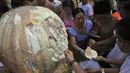 Es raksasa berbentuk bola itu dikonsumsi ratusan pengunjung dalam waktu 20 menit, Tiongkok, Minggu (29/6/14). (REUTERS/Stringer)