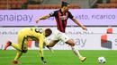 Penyerang AC Milan, Zlatan Ibrahimovic, melewati kiper Bologna, Lukasz Skorupski, pada laga Liga Italia di Stadion San Siro, Selasa (22/9/2020) dini hari WIB. AC Milan menang 2-0 atas Bologna. (AFP/Miguel Medina)