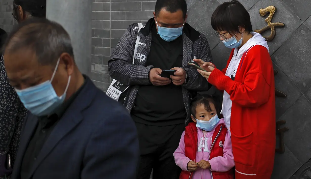 Seorang anak mengenakan masker untuk mencegah penyebaran virus corona berada di Kota Terlarang di Beijing (25/10/2020). Dengan wabah COVID-19 yang sebagian besar terkendali di dalam perbatasan China, rutinitas kehidupan sehari-hari yang normal telah mulai kembali untuk warganya. (AP Photo/Andy Wong)