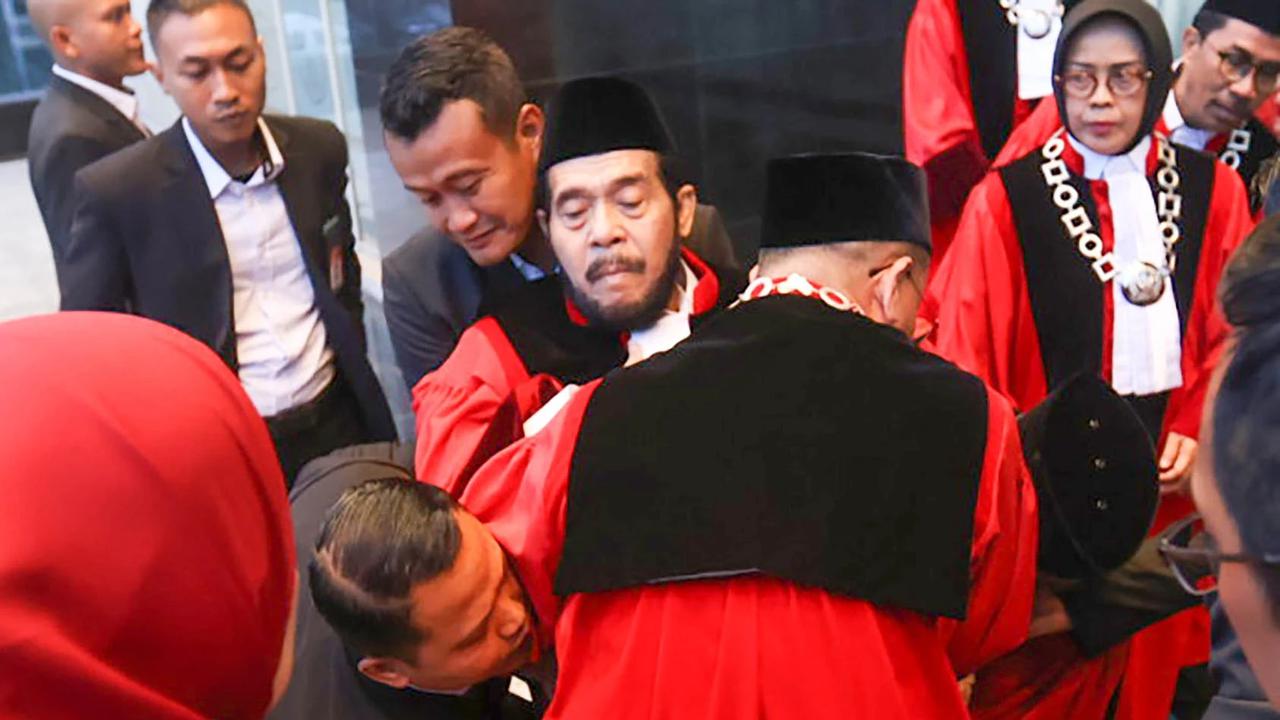 FOTO:  Detik Detik Anwar Usman Jatuh Pingsan di Gedung MK