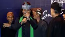 Menteri Susi Pudjiastuti diberikan senjata tradisional Kujang pada pertemuan dengan Masyarakat Adat Jawa Barat di Jakarta, Rabu (19/3). Dalam acara itu, Menteri Susi menerima gelar kehormatan dari masyarakat adat Jawa Barat. (Liputan6.com/Johan Tallo)