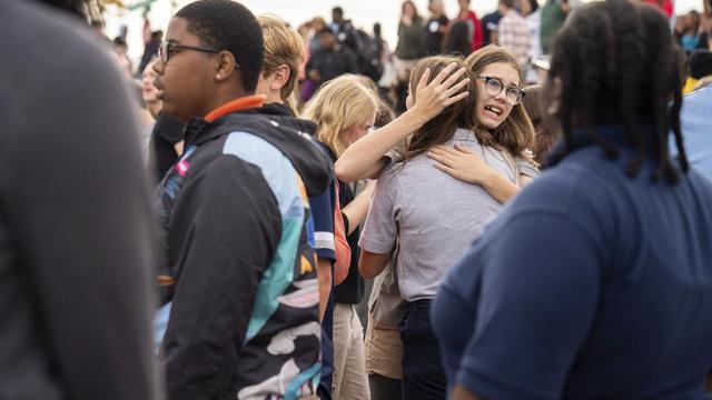 Evakuasi di  Central Visual and Performing Arts akibat kasus penembakan pada 24 Oktober 2022. (Jordan Opp/St. Louis Post-Dispatch via AP)