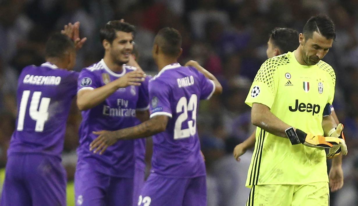 Kiper Juventus, Gianluigi Buffon, tampak sedih usai menelan kekalahan dari Real Madrid pada laga final Liga Champions di Stadion Millennium, Sabtu (3/6/2017). Juventus kalah 1-4 dari Real Madrid. (AP/Dave Thompson)