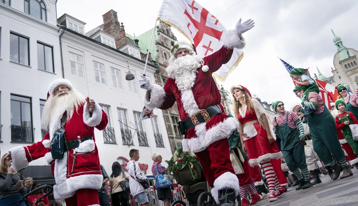 Sinterklas dari seluruh penjuru dunia berpawai melewati Kopenhagen, Denmark (22/7/2019). Kongres Dunia Sinterklas tahunan berlangsung di Kopenhagen minggu ini. (AP Photo/Liselotte Sabroe/Scanpix 2019)