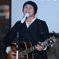 "Hari ini hari yang berbahagia karena saya merilis singel baru setelah Dia judulnya Bidadari Tak Bersayap. Bidadari Tak Bersayap ini kalau buat saya sekuel dari Dia," ungkap Anji. (Adrian Putra/Bintang.com)