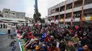Para pengungsi Palestina menghadiri salat subuh untuk memulai perayaan Idul Fitri, di sebuah sekolah yang berubah menjadi tempat penampungan di Rafah, Jalur Gaza, pada 10 April 2024. (MOHAMMED ABED/AFP)