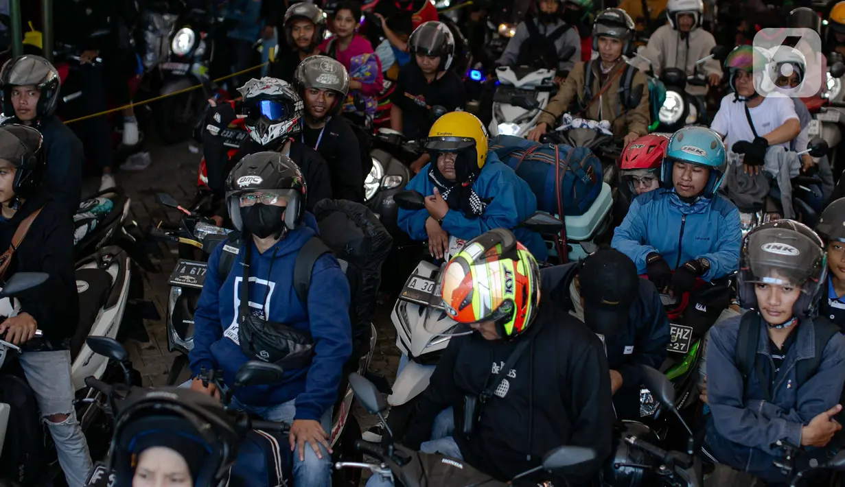 Sebagian pemudik bertahan di bawah tenda yang didirikan pengelola pelabuhan. (Liputan6.com/Angga Yuniar)