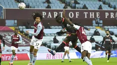 Pemain Liverpool Sadio Mane (tengah) mencetak gol ke gawang Aston Villa pada pertandingan putaran ketiga Piala FA di Stadion Villa Park, Birmingham, Inggris, Jumat (8/1/2021). Liverpool menang 4-1 dengan Sadio Mane mencetak dua gol. (AP Photo/Rui Vieira)