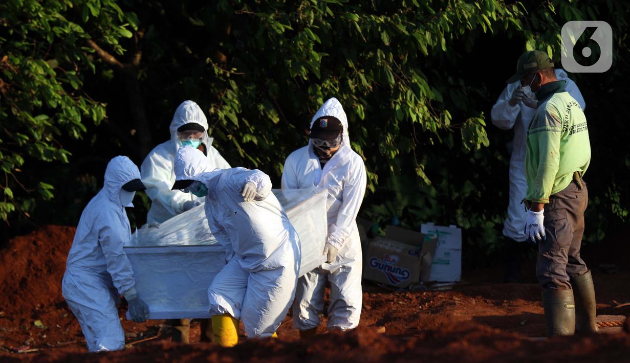 Proses pemakaman jenazah dengan protokol COVID-19 di TPU Pondok Ranggon, Jakarta, Sabtu (19/9/2020). Hari ini Sabtu (19/9), 44 jenazah dimakamkan dengan protokol COVID-19 di TPU Pondok Ranggon sementara pada Jumat (18/9) 36 jenazah dan Kamis (17/9) 41 jenazah. (Liputan6.com/Helmi Fithriansyah)