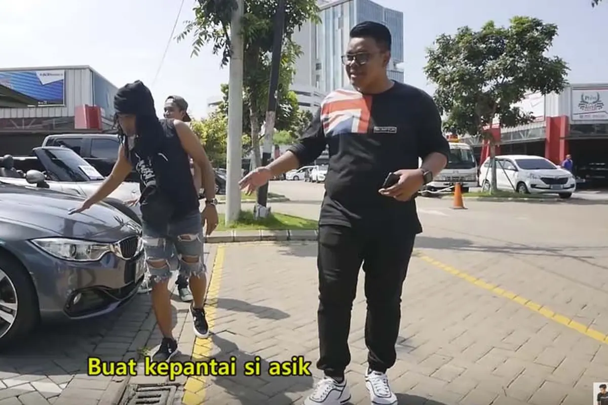 Aksi si preman terkuat di bumi membeli mobil miliaran (YouTube/Maell Lee)