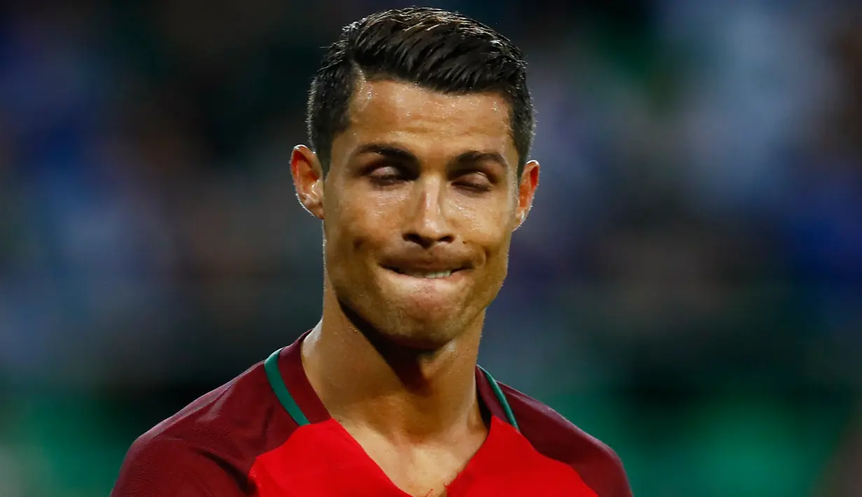 Gelandang Portugal, Cristiano Ronaldo terlihat sedih usai pertandingan melawan Islandia di Grup F Euro 2016 di Stade Geoffroy-Guichard, Prancis, Selasa (14/6). Islandia berhasil tahan imbang Portugal 1-1. (REUTERS/Jason Cairnduff)