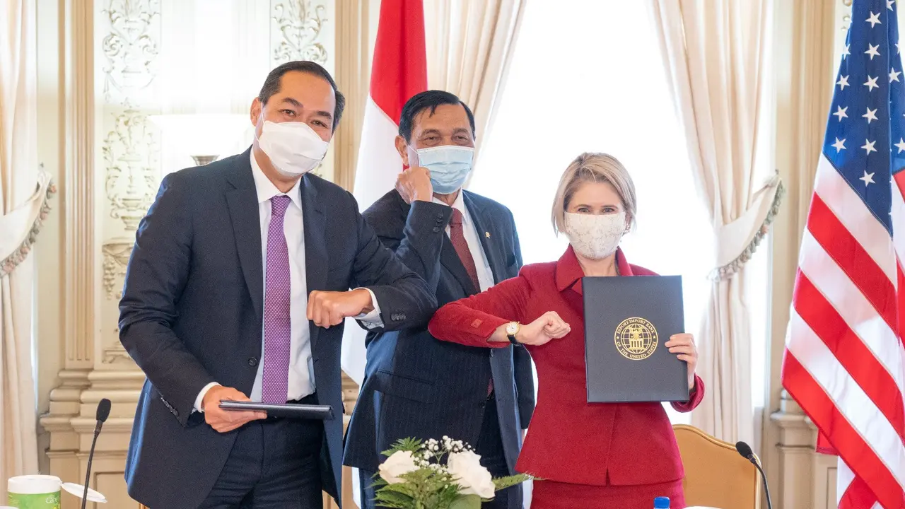 Menkomarinves Luhut Pandjaitan bersama dengan Duta Besar (Dubes) Indonesia untuk AS, Muhammad Lutfi mewakili Pemerintah Indonesia, dan Presiden EXIM Bank AS, Kimberly Reed.