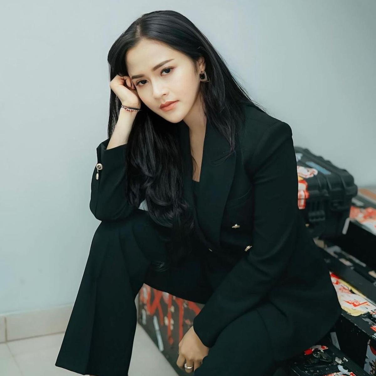 7 Potret Memikat Bella Bonita dalam Balutan Outfit Hitam Jadi Sorotan Netizen