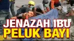 Tim SAR dibantu warga terus mencari warga yang terjebak di dalam rumahnya saat Gunung Semeru Meletus. Dalam pencarian ditemuakan jenazah seorang ibu yang sedang peluk bayinya, terkubur dalam debu setebal 2 meter.