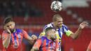 Bek FC Porto, Pepe, menyundul bola saat melawan Chelsea pada laga Liga Champions di Stadion Ramon Sanchez Pizjuan, Kamis (8/4/2021). Chelsea menang dengan skor 2-0. (AP Photo/Angel Fernandez)