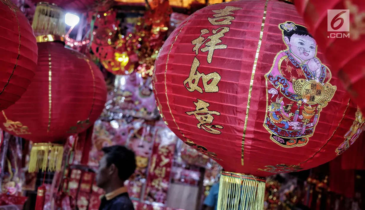 Ragam pernak-pernik menyambut Imlek dijual di Pasar Pancoran Glodok, Tamansari, Jakarta, Minggu, (21/1). Pernak-pernik yang dijual jelang Imlek seperti lampion, kartu Imlek, baju, dan hiasan rumah. (Liputan6.com/Faizal Fanani)
