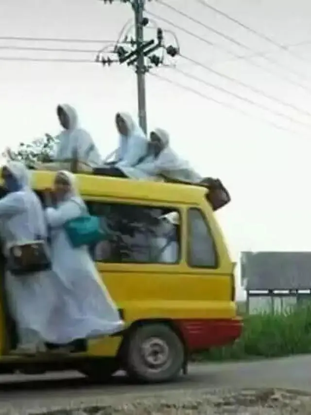 Kumpulan Potret Ibu-Ibu Nekat Naik Pikap, Bikin Deg-degan Orang yang Melihatnya (ist)