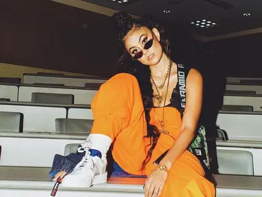 Melalui akun Instagramnya, Agnez Mo sendiri cukup sering mengunggah aktivitasnya. Bahkan, outfit yang dipakai wanita kelahiran 1 Juli 1986 ini terbilang trendi atau kekinian. Ditambah dengan memakai kacamata, ia tampak makin keren.(Liputan6.com/IG/@agnezmo)