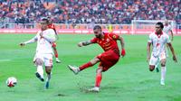 Pemain Persija Jakarta, Maxwell Souza, melepaskan tendangan ke gawang Malut United pada laga pekan ke-3 BRI Super League di Jakarta International Stadium, Sabtu (23/8/2025) sore WIB. (Bola.com/M. Iqbal Ichsan)