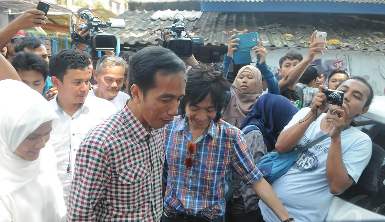 Kedatangan Jokowi disambut oleh para personel Slank. Rabu (9/7/14) (Liputan6.com/Herman Zakharia)