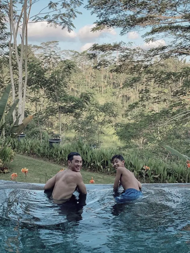 Potret kompak keluarga Andrew White dan Nana Mirdad