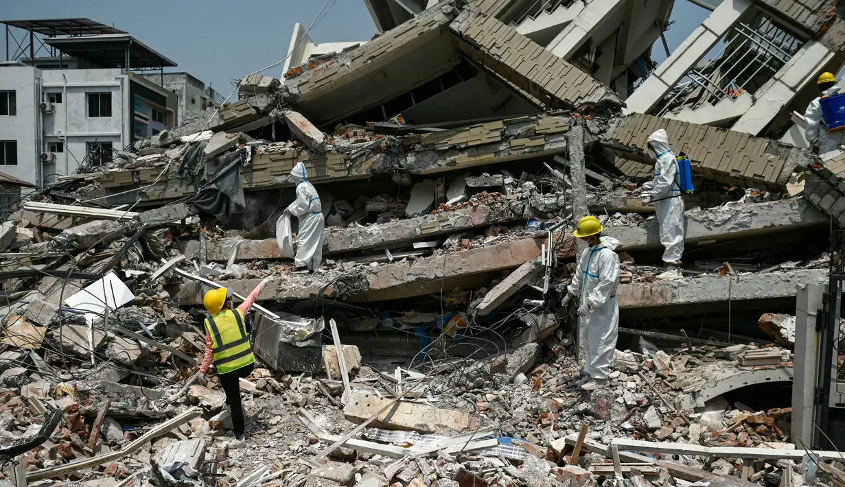 Jumlah korban tewas dalam bencana gempa berkekuatan magnitudo 7,7 ini diperkirakan akan meningkat menjadi lebih dari 3.000. (Sai Aung MAIN/AFP)