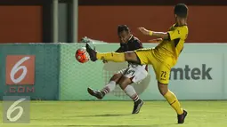 Gelandang Persegres GU, I Gusti Rustiawan menendang bola melewati Zikri Akbar (Mitra Kukar) saat turnamen Piala Presiden 2017 di Stadion Maguwoharjo, Sleman, Sabtu (4/2). Laga ini dimenangkan Mitra Kukar dengan skor 1-0. (Liputan6.com/Helmi Fithriansyah)