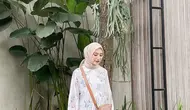 Midi dress punya panjang di antara lutut hingga mata kaki. Potongan ini mampu memberikan siluet ramping dan feminin tanpa membuat penampilan terlalu terbuka. (Pinterest)