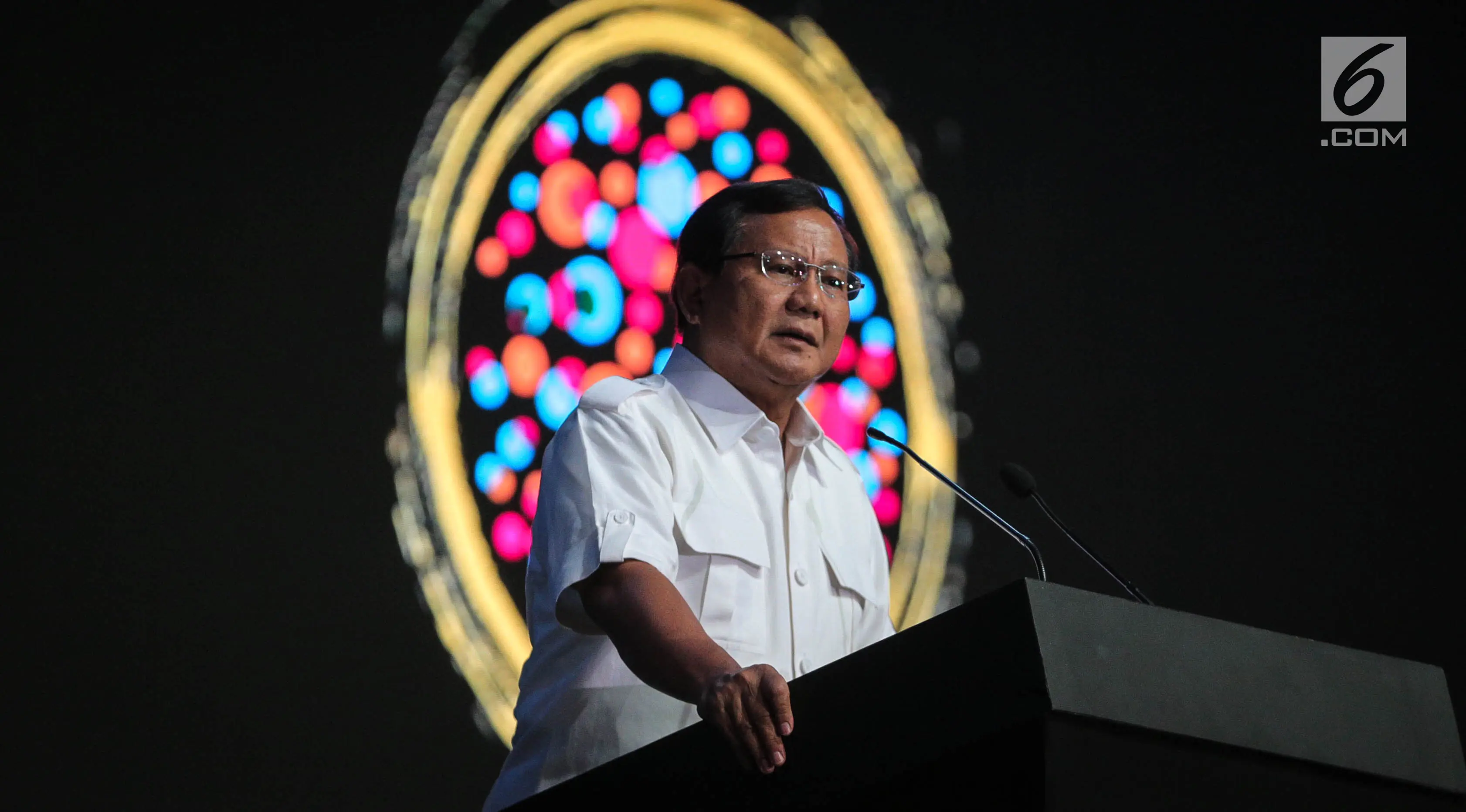 Ketua Umum Partai Gerindra Prabowo Subianto menyampaikan materi saat menjadi narasumber dalam Conference on Indonesia Foreign Policy 2017 di Jakarta, Sabtu (21/10). Diskusi tersebut membahas sebuah percakapan bipartisan. (Liputan6.com/Faizal Fanani)