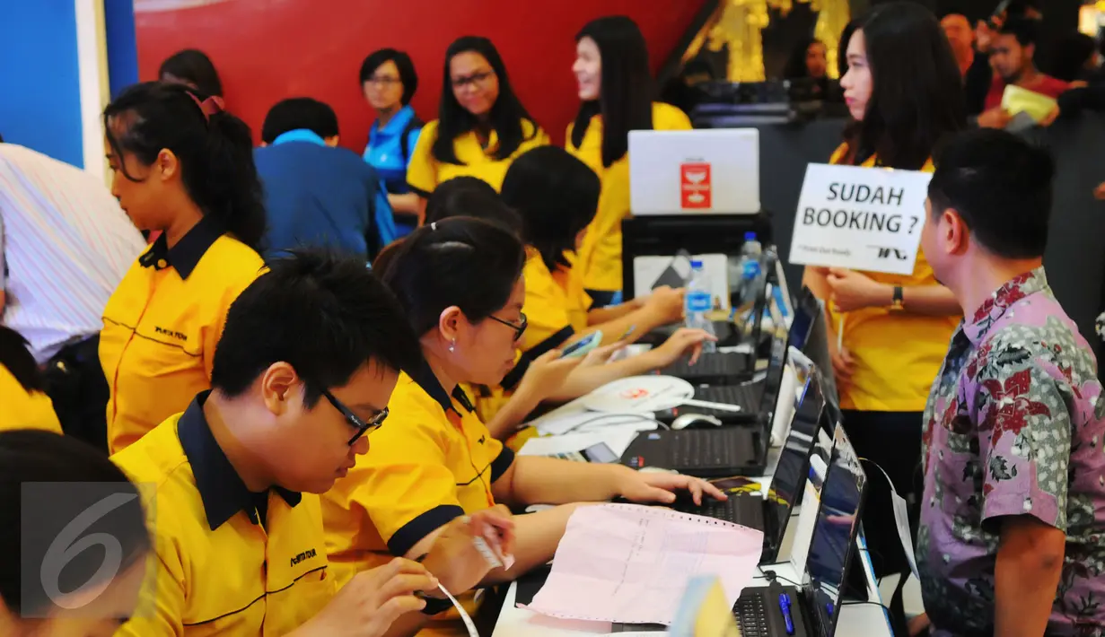 Petugas melayani pengunjung yang ingin memesan tiket di Event BCA Travel Fair 2016, Jakarta, (11/03/16). Event ini menggunakan maskapai ternama, Singapore Airlines ditawarkan dengan harga mulai dari Rp 800.000 an. (Liputan6.com/Faisal R Syam)