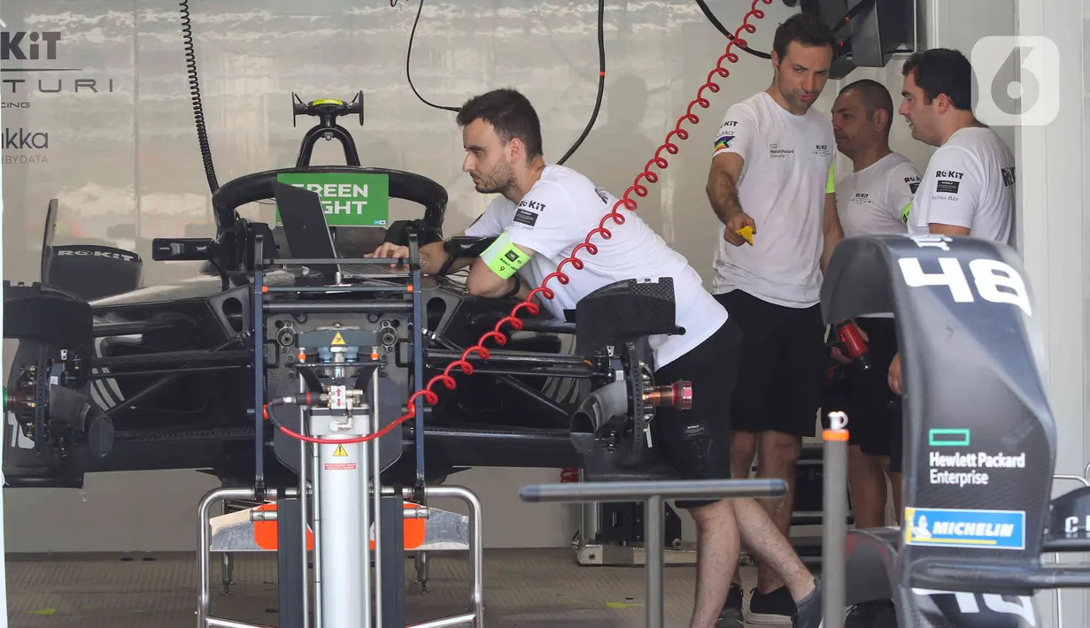 Kru tim peserta lomba balap melakukan persiapan mobil listrik Formula E  di pit Jakarta International E-Prix Circuit (JIEC), Jakarta, Jumat (3/6/2022). Menjelang pertandingan Formula E pada besok hari (4/6/2022) kru tim pembalap melakukan persiapan mobil listrik Formula E. (Liputan6.com/Herman Zakharia)