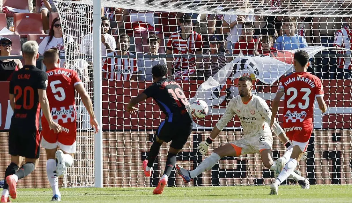 Lamine Yamal menjadi bintang kemenangan Barca dengan memborong dua gol. (AP Photo/Joan Monfort)