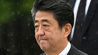 PM Jepang Shinzo Abe usai memimpin peringatan serangan bom atom di Hiroshima Peace Memorial Park, pusat kota Hiroshima, Selasa (5/8/2019). Pemerintah Jepang menggelar peringatan jatuhnya bom atom di Kota Hiroshoma 74 tahun lalu yang menandai berakhirnya Perang Dunia (PD) II. (Kyodo News via AP)