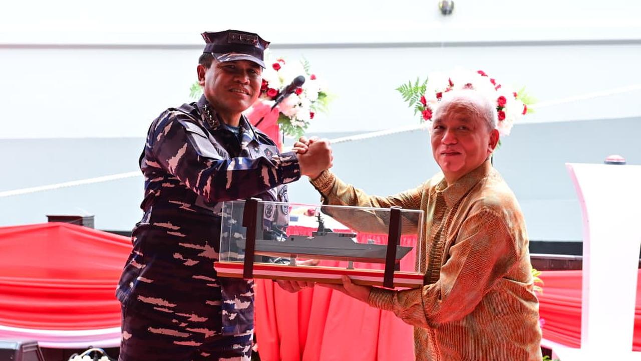 Peresmian Kapal Cepat Rudal (KCR) 60 yang dinamakan KRI Belati-622 dalam acara Shipnaming yang dipimpin Kepala Staf Angkatan Laut (Kasal) Laksamana TNI Muhammad Ali