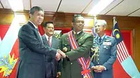 Panglima TNI Djoko Santoso menerima ucapan selamat dari menteri pertahanan Malaysia Zahid Hamidi usai menerima bintang kehormatan &quot;Panglima Gagah Angkatan Tentara&quot;  di Kuala Lumpur. (Antara)