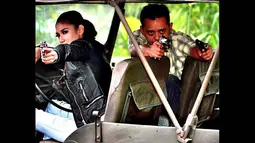 Dalam foto tersebut, Briptu Eka bersama suaminya berpose layaknya seorang detektif seperti di film-film Hollywood , Jumat (27/06/2014) (Intagram/Ekafrestya)